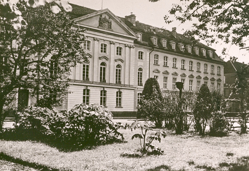 The black and white photo portrays the University Main Building in Greifswald around 1925